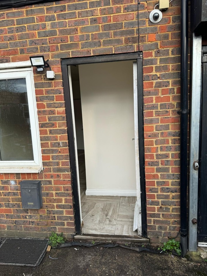 Stanwell, StainesUponThames Studio Flat, High Street, TW19 To