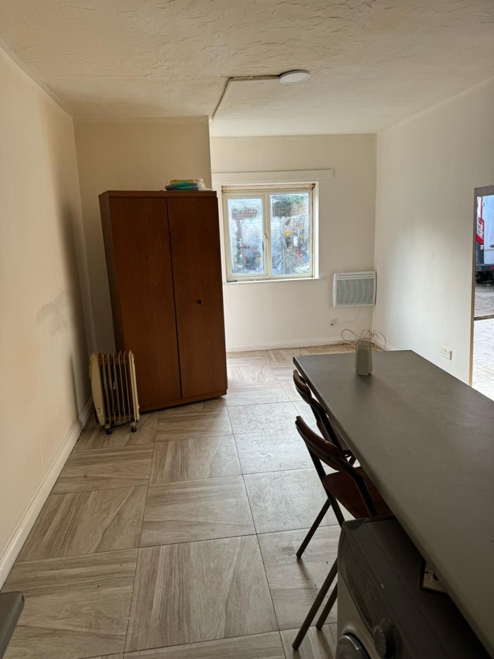 Stanwell, StainesUponThames Studio Flat, High Street, TW19 To