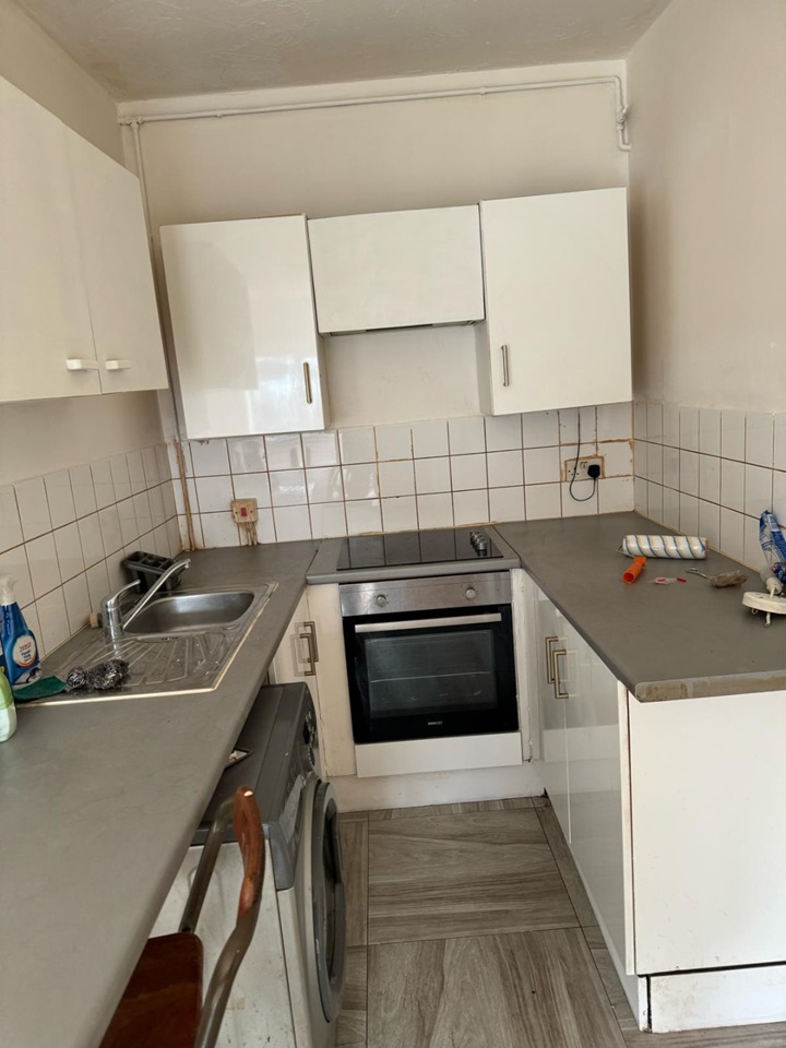 Stanwell, StainesUponThames Studio Flat, High Street, TW19 To