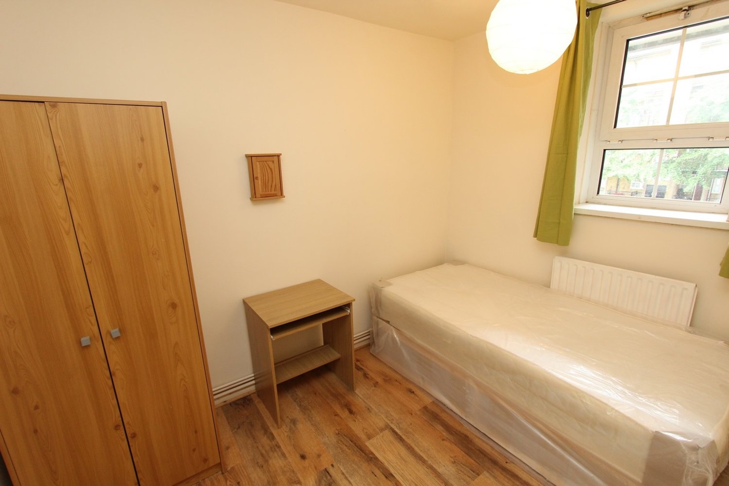 London Room in a Shared Flat, Exmouth House, E14 To Rent Now for £