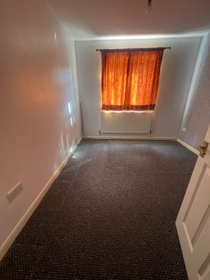 Dunstable 3 Bed Flat, High Street North, LU6 To Rent Now for £1,300