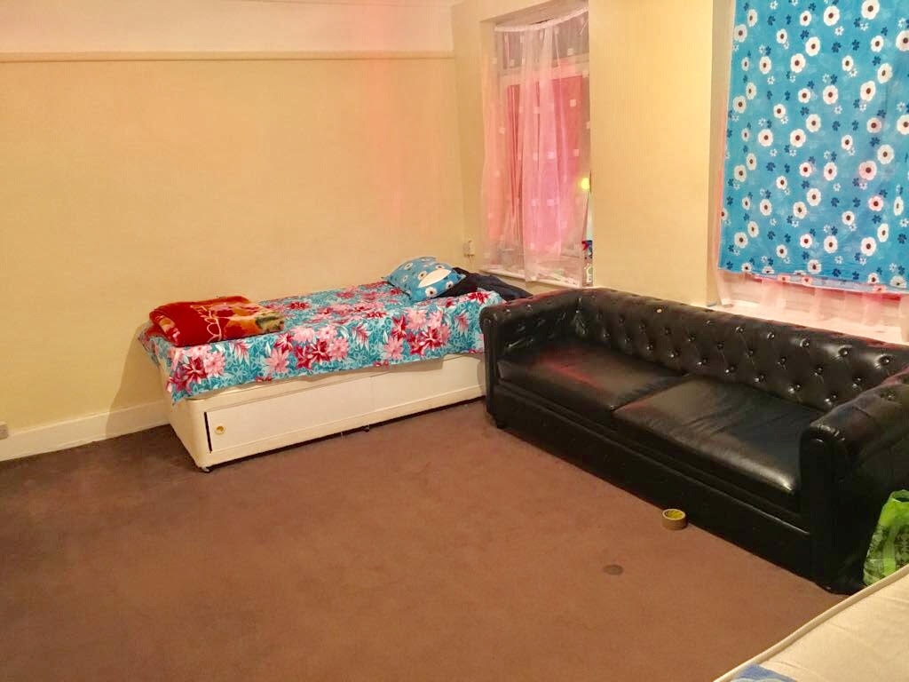 Ruislip Room In A Shared Flat High Street Ha4 To Rent Now
