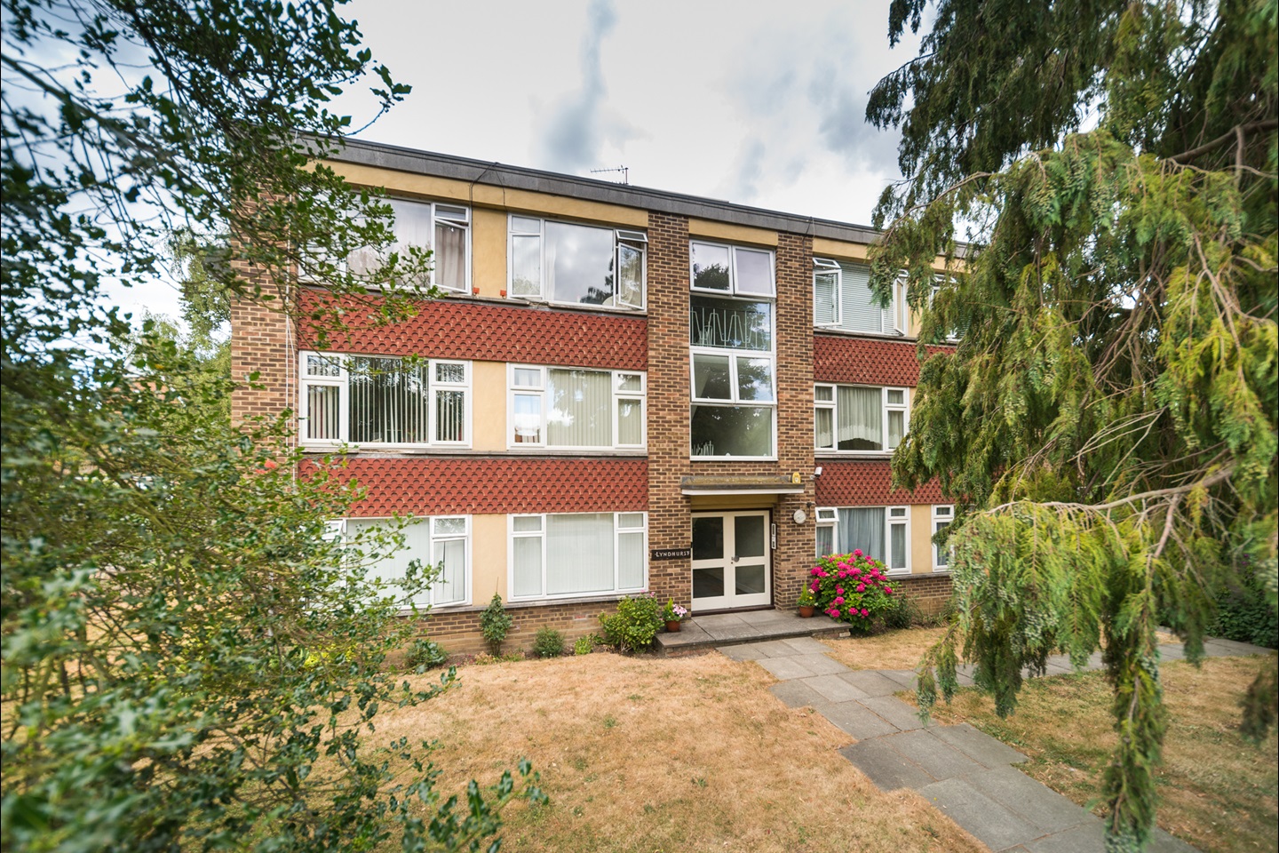 Chislehurst 1 Bed Flat, Willow Grove, BR7 To Rent Now for £1,050.00 p/m