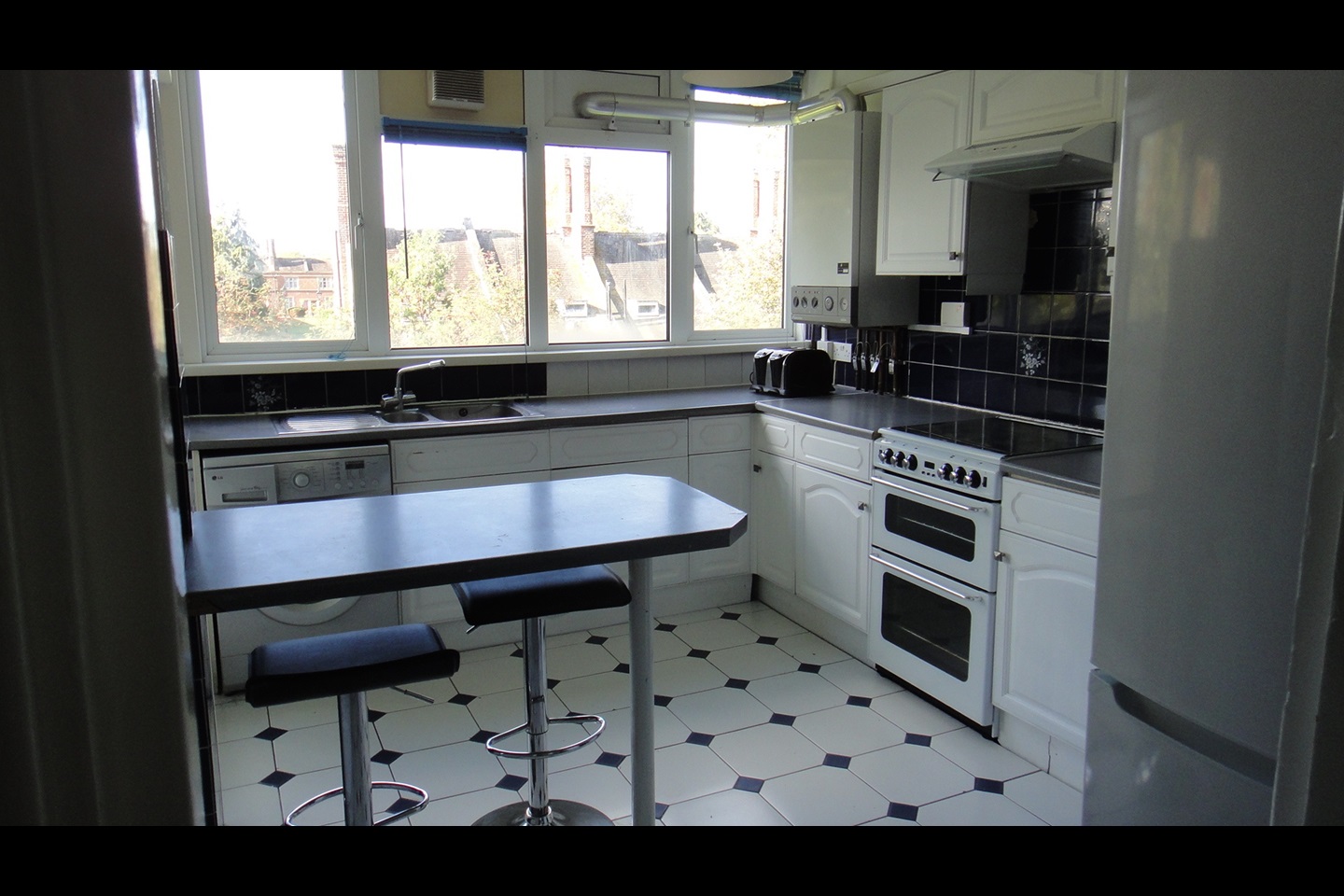 London 3 Bed Flat, Copeland House, SW17 To Rent Now for £2,100.00 p/m