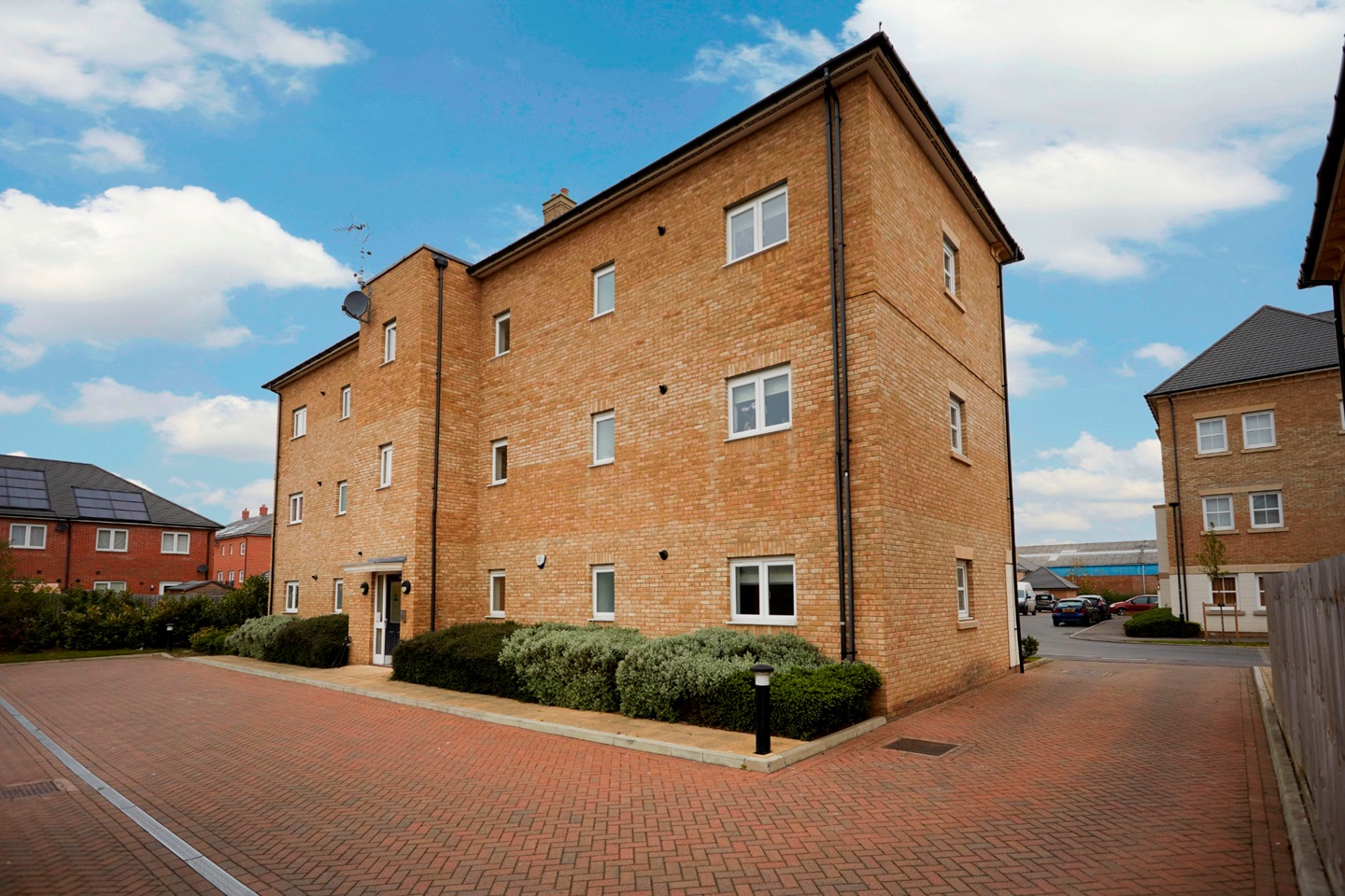 Erith 2 Bed Flat, Rainbow Road, DA8 To Rent Now for £1,300.00 p/m