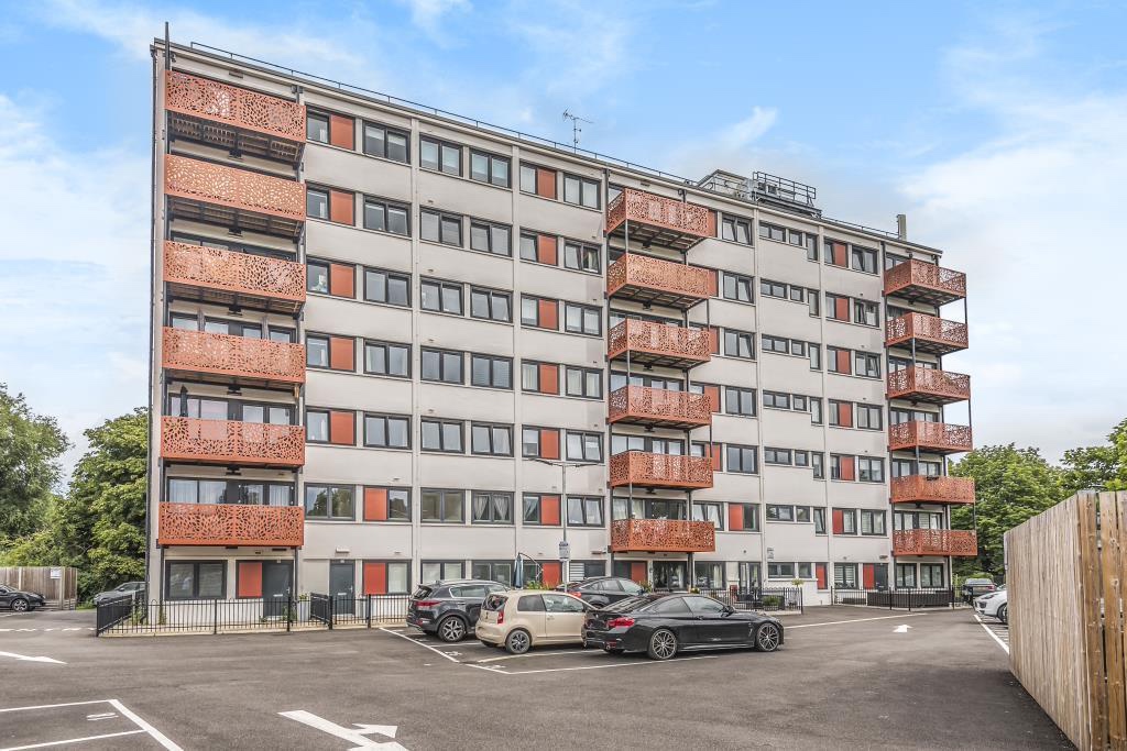 High 2 Bed Flat, London Road, HP11 To Rent Now for £950.00 p/m