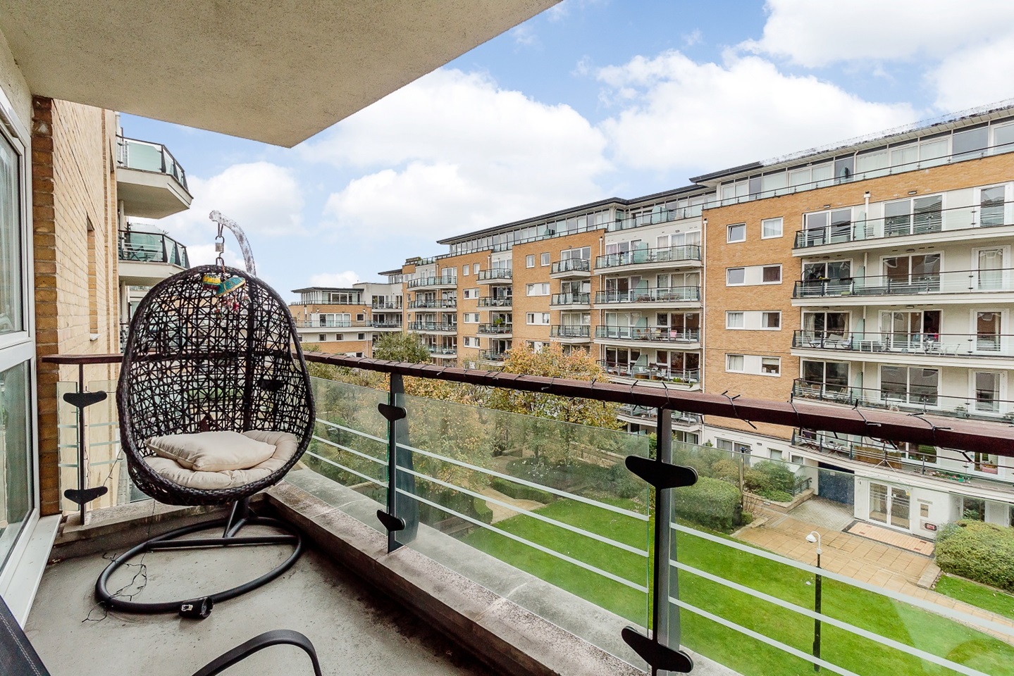 London 2 Bed Flat, Bluewater House, SW18 To Rent Now for £2,300.00 p/m