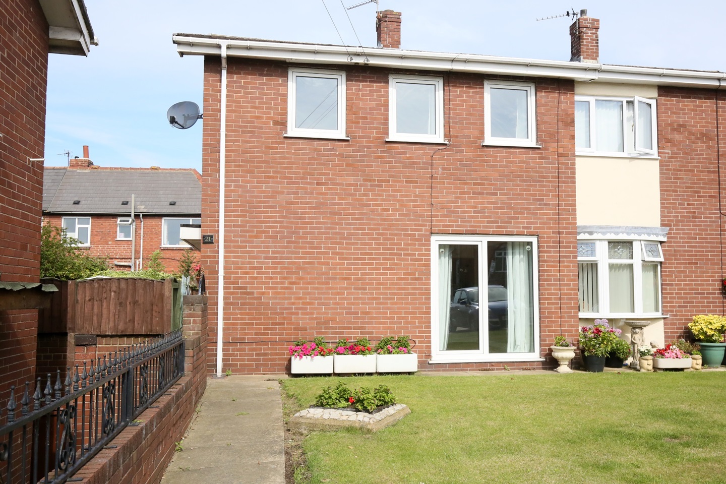 Castleford 3 Bed SemiDetached House, Redhill Avenue, WF10 To Rent