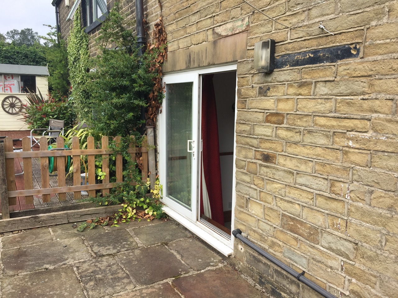 Denholme, Bradford 2 Bed Terraced House, Foster Square, BD13 To