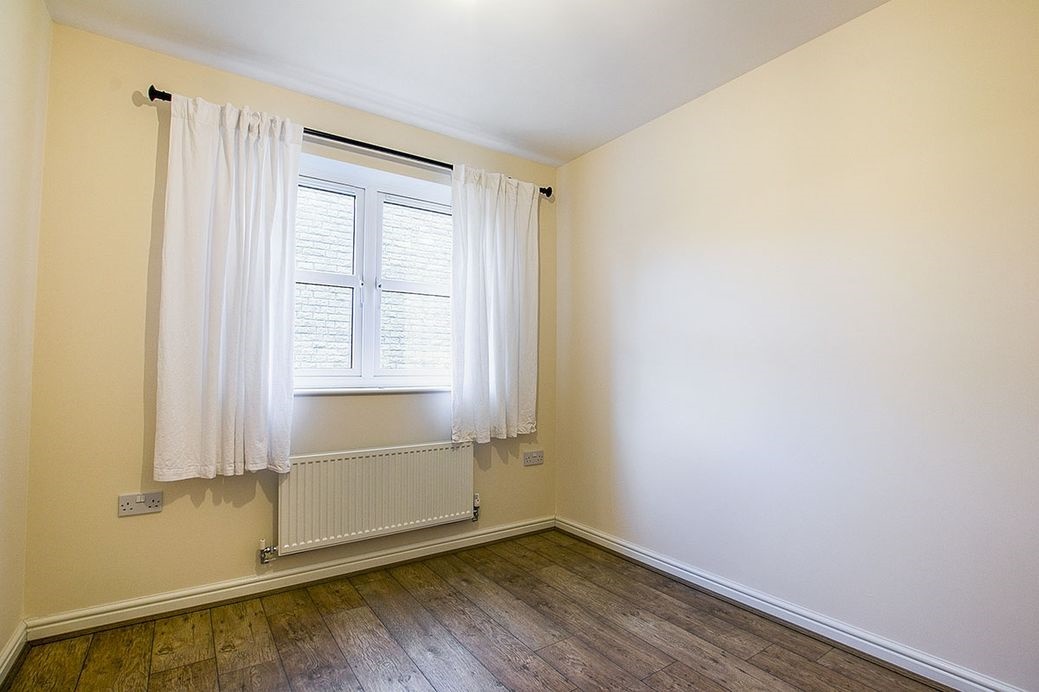 Cleckheaton 2 Bed Flat, Laithe Hall Avenue, BD19 To Rent Now for £