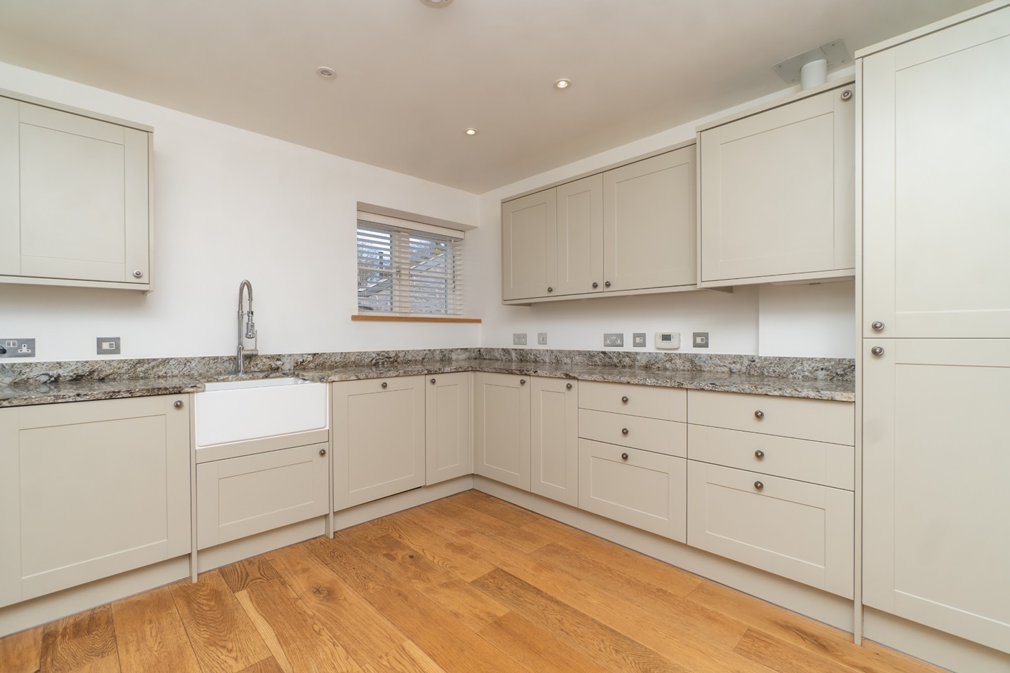 Almondsbury, Bristol 3 Bed Bungalow, Fernhill Court, BS32 To Rent Now for £2,200.00 p/m