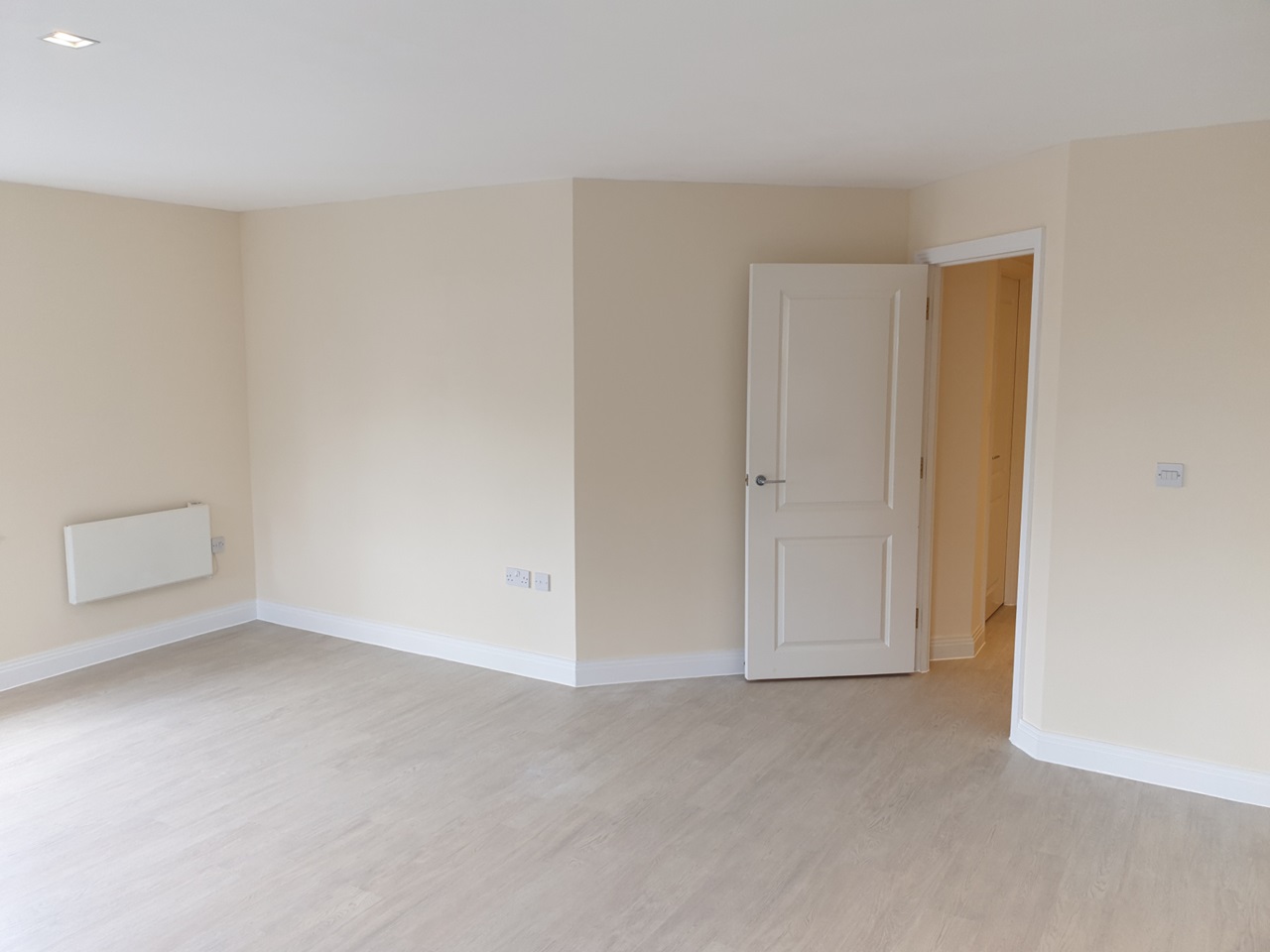 Byfleet, West Byfleet 2 Bed Flat, Ellis Court, KT14 To Rent Now for