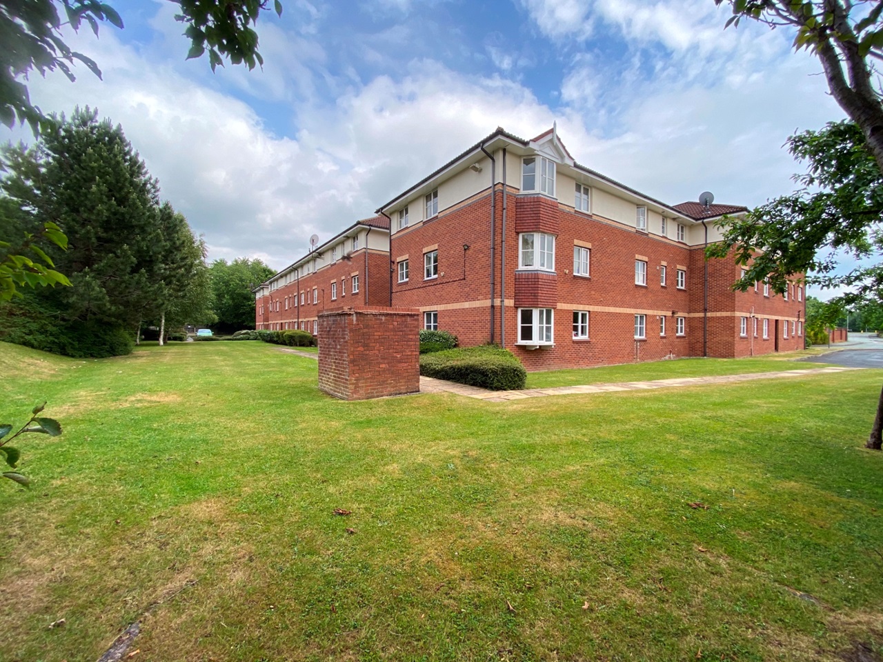 Wilmslow 2 Bed Flat, Summerfield Village Court, SK9 To Rent Now for