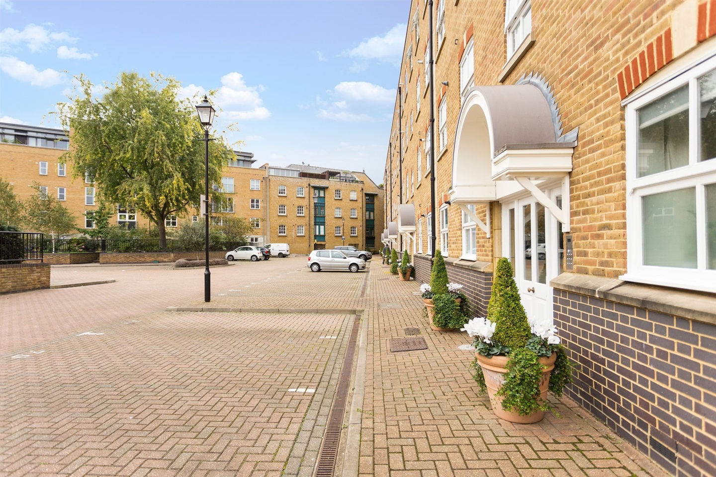 London 3 Bed Flat, Leathermarket Court, SE1 To Rent Now for £3,600.