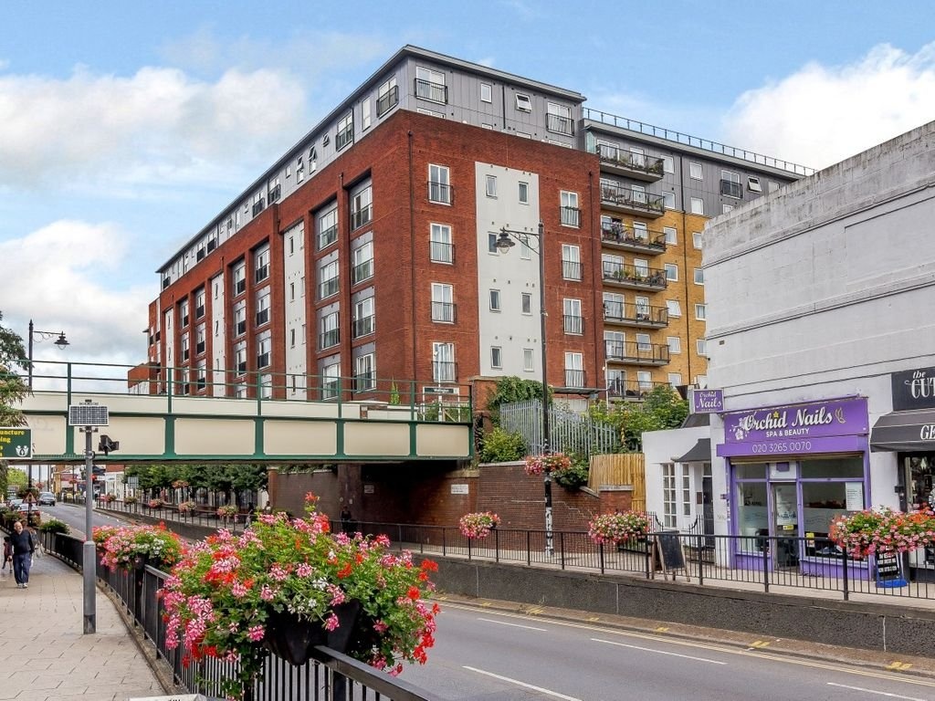 Wallington 2 Bed Flat, Canon Court, SM6 To Rent Now for £1,200.00 p/m