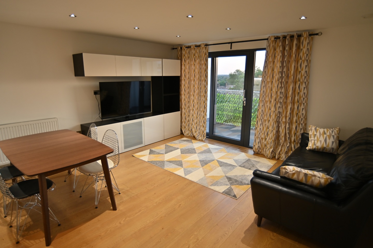 Loughton 2 Bed Flat, The Broadway, IG10 To Rent Now for £1,800.00 p/m