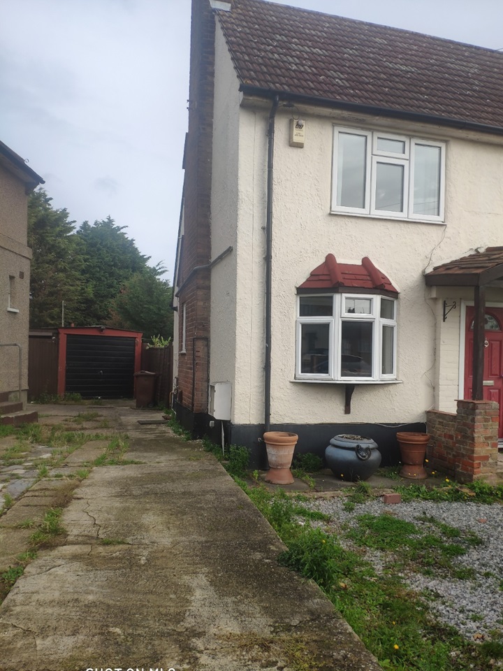 Aveley, South Ockendon 3 Bed SemiDetached House, Hall Avenue, RM15