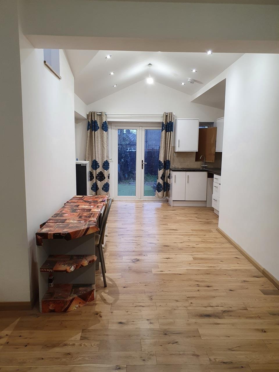 Wallington Room in a Shared House, The Chase, SM6 To Rent Now for £