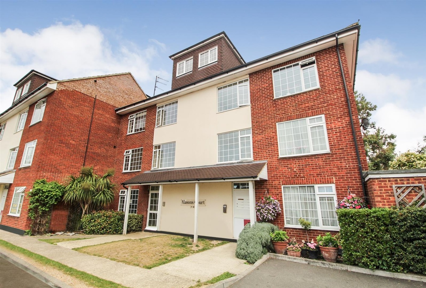 Slough 2 Bed Flat, Masons Court, SL1 To Rent Now for £1,200.00 p/m